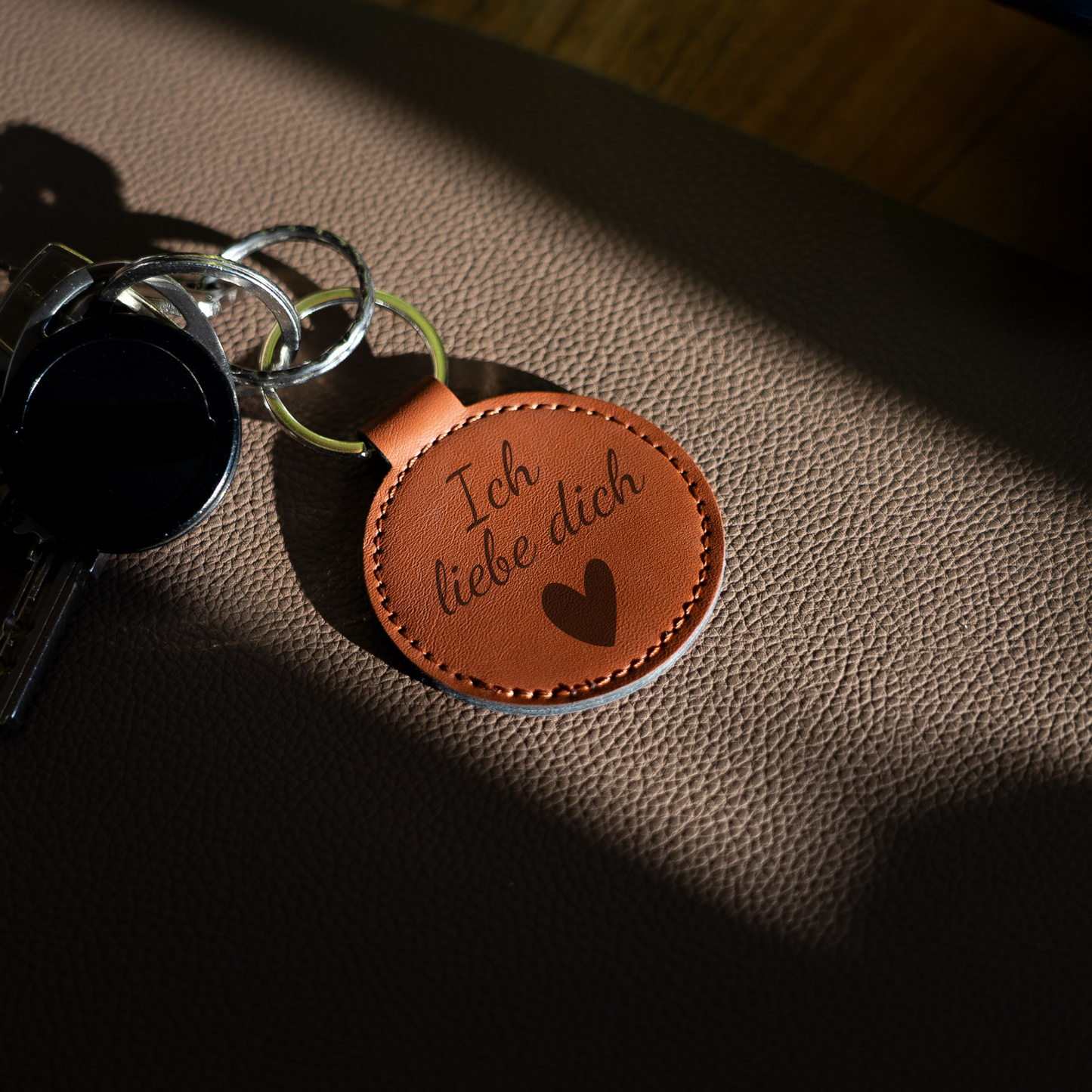 Round leather key ring with motif: "I love you"; Back can be personalized
