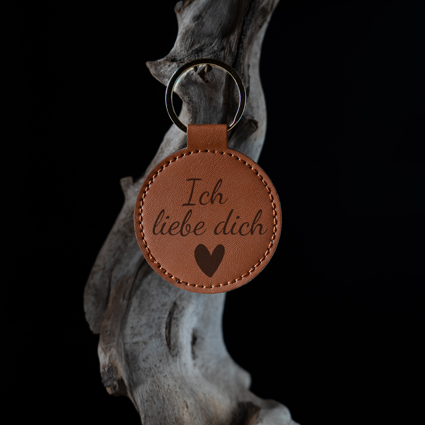 Round leather key ring with motif: "I love you"; Back can be personalized