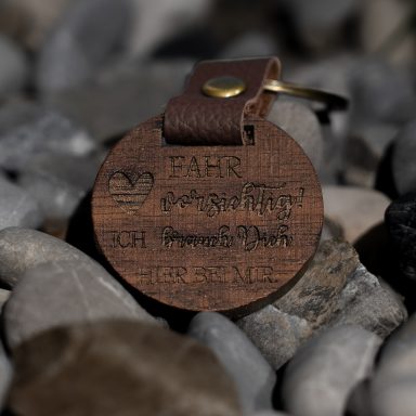 Brauner Schlüsselanhänger mit gravierter Herzschrift und den Worten "FAHR".