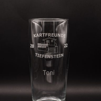 Glas mit Gravur: "Kartfreunde Tiefenstein 2022" und dem Namen "Toni".