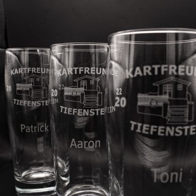 Drei Gläser mit Gravuren der Namen Patrick, Aaron und Toni.